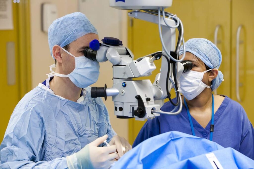 Expect these complications after a cataract eye surgery